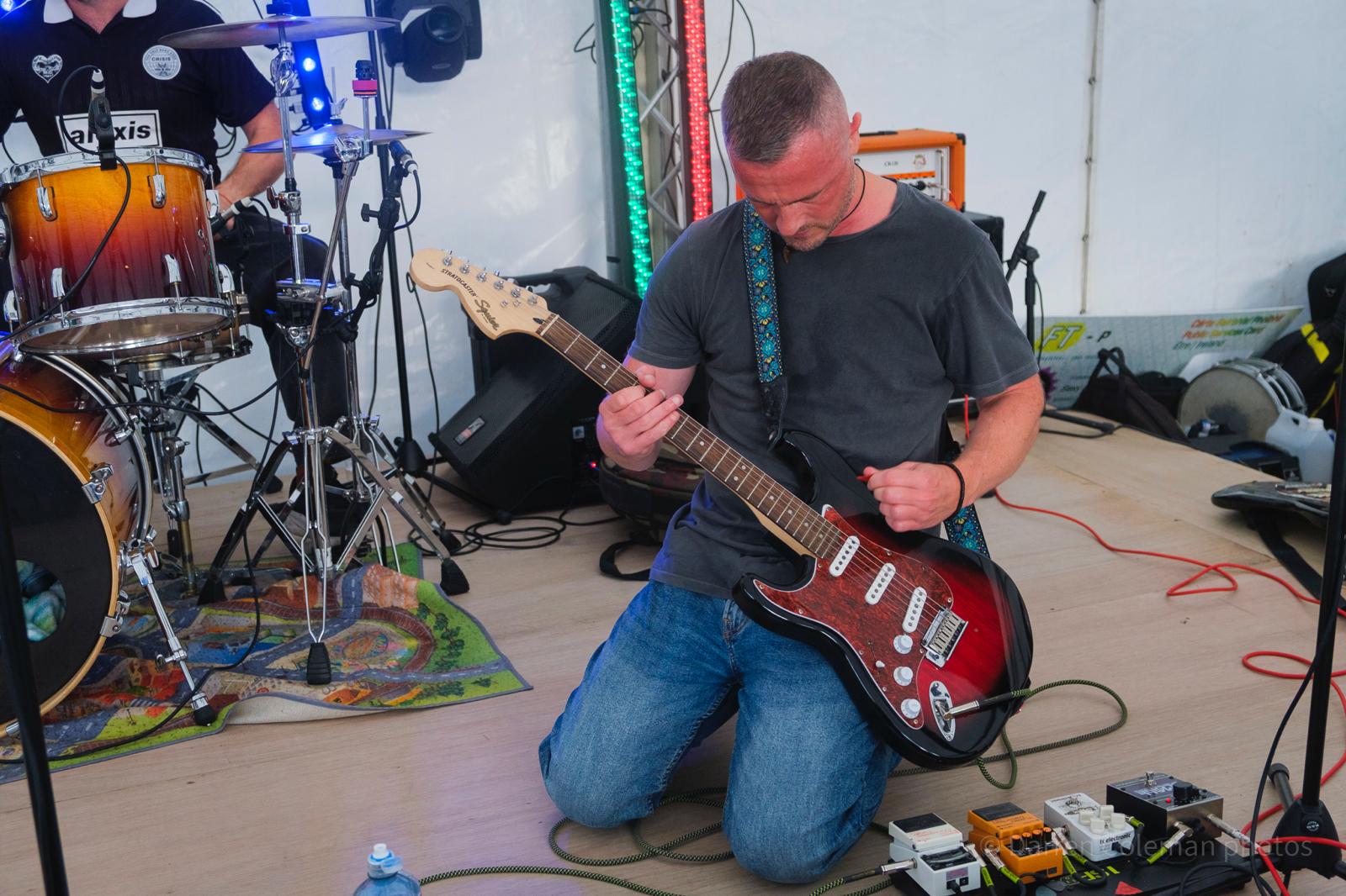 String Cut Puppets live